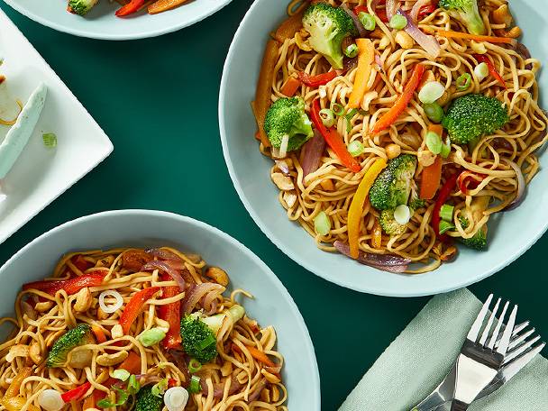 Noodles with vegetables and peanuts.