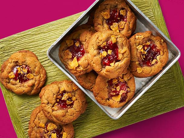 Cookies with jam and cereal.