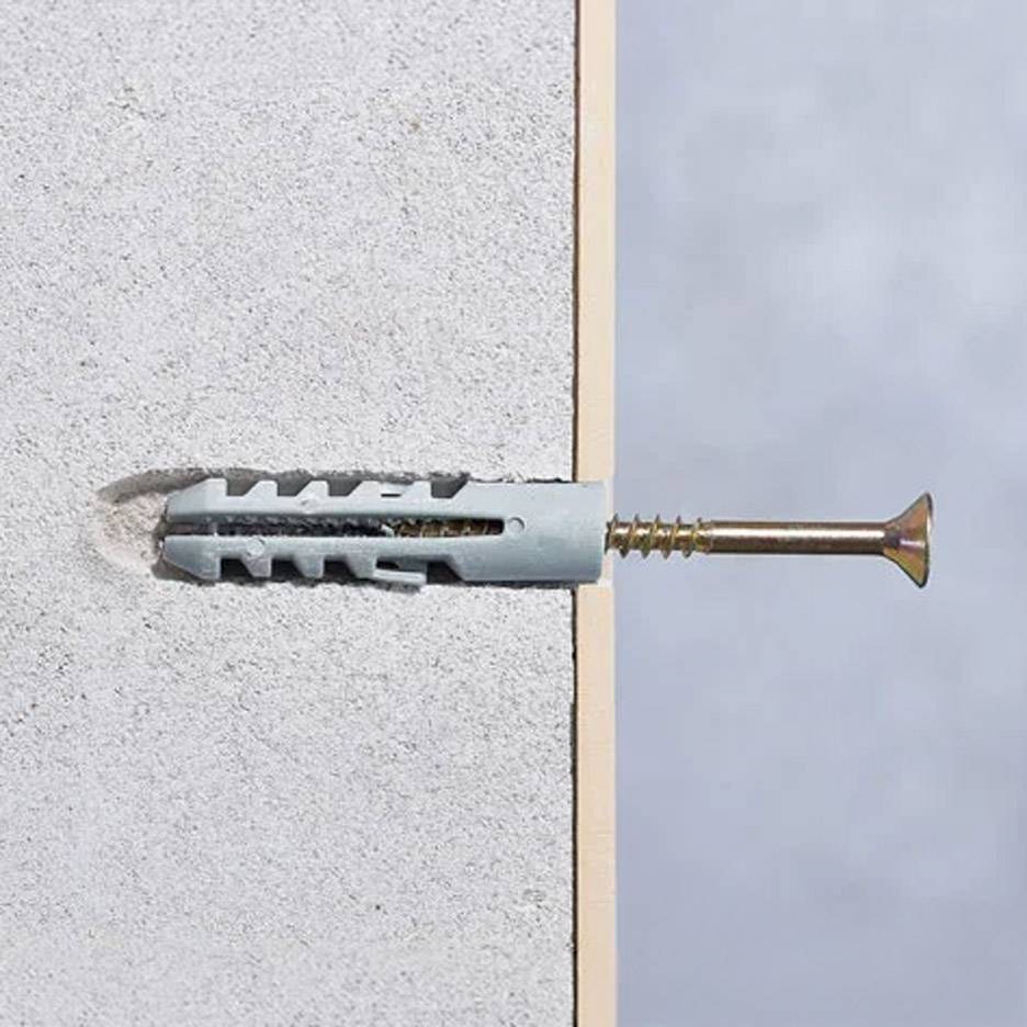 Drill screw and wall plug in a concrete wall