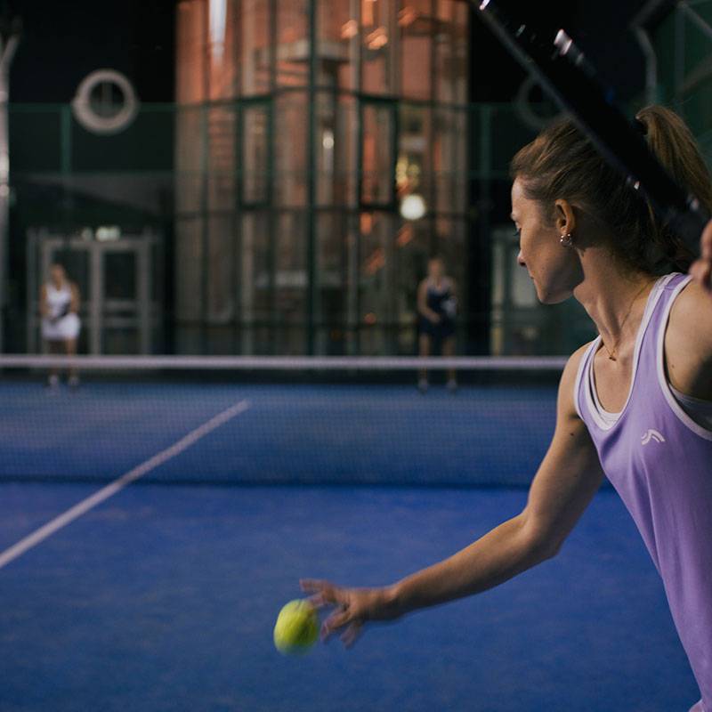 Paddle tennis: player with racquet, balls