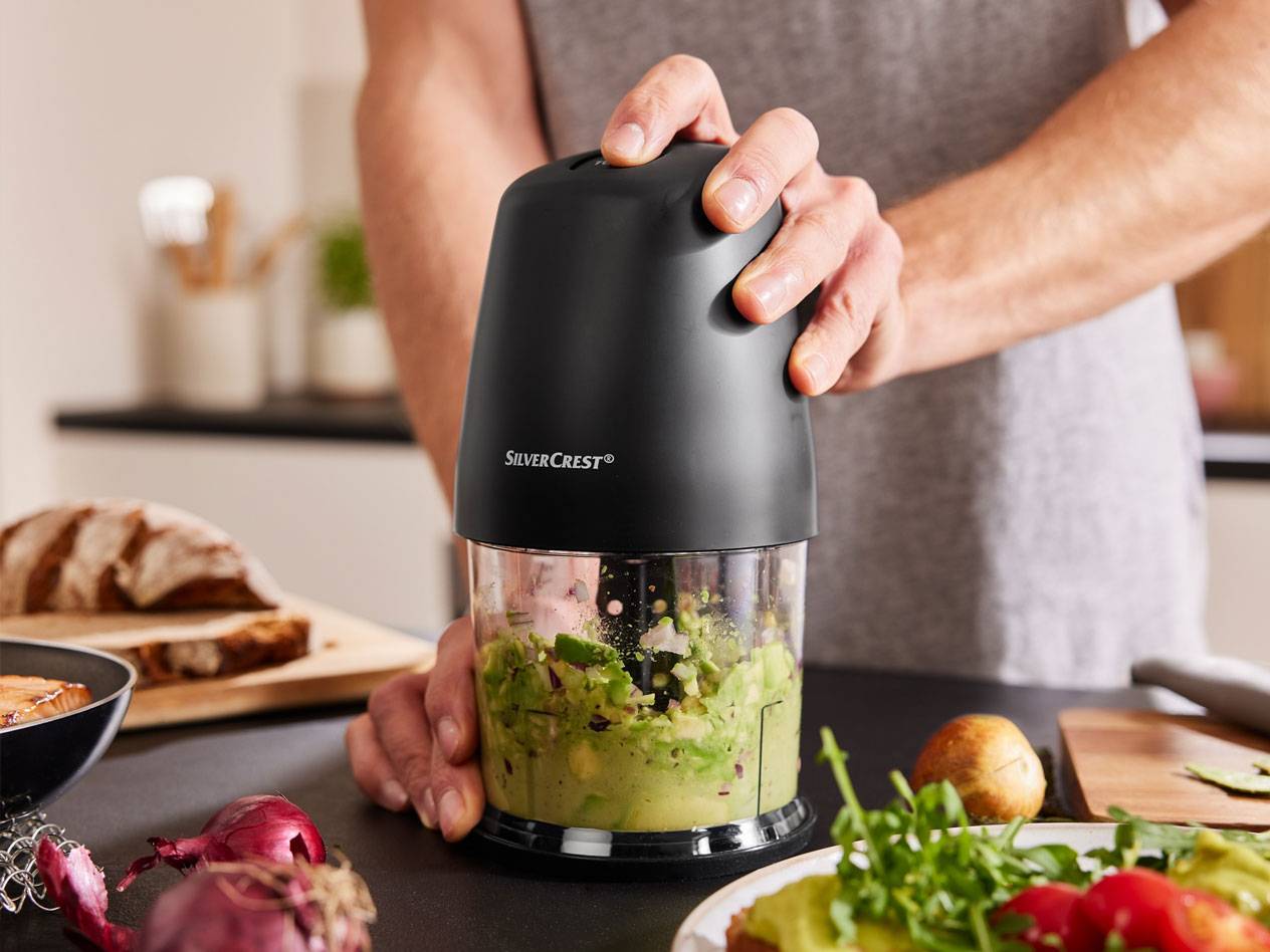 SilverCrest mini chopper making guacamole.