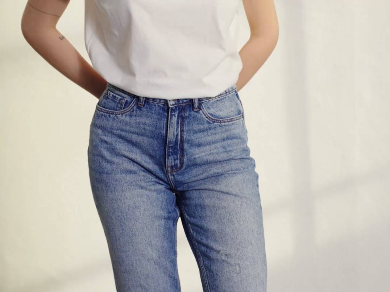 Jeans and a white top.