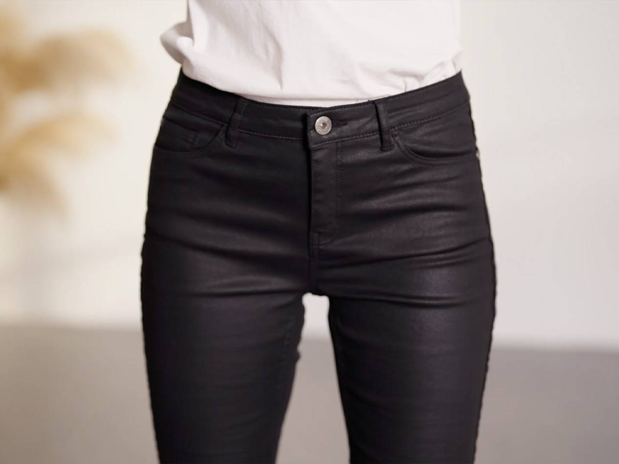 Black skinny jeans.