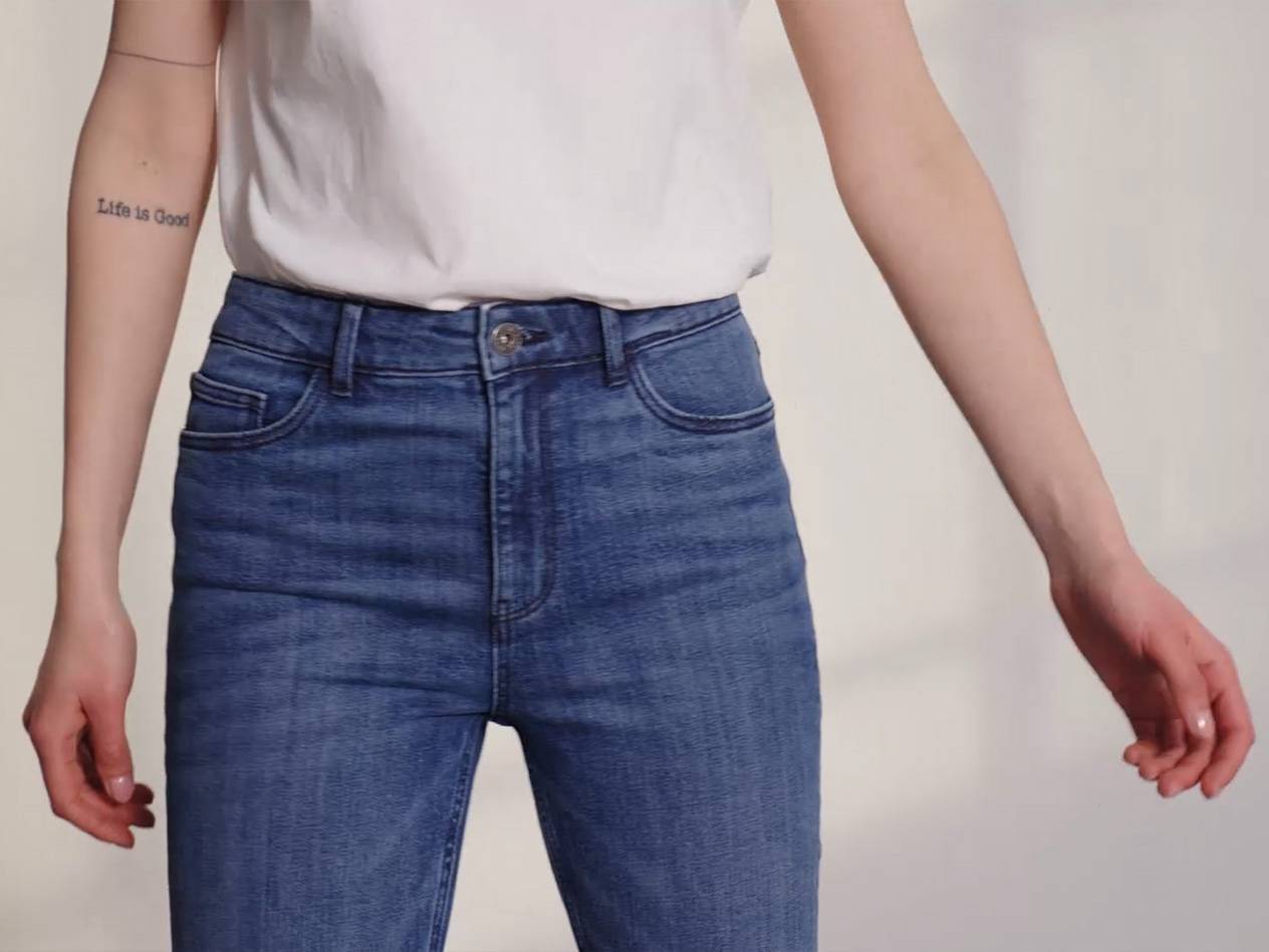 Jeans and a white top.