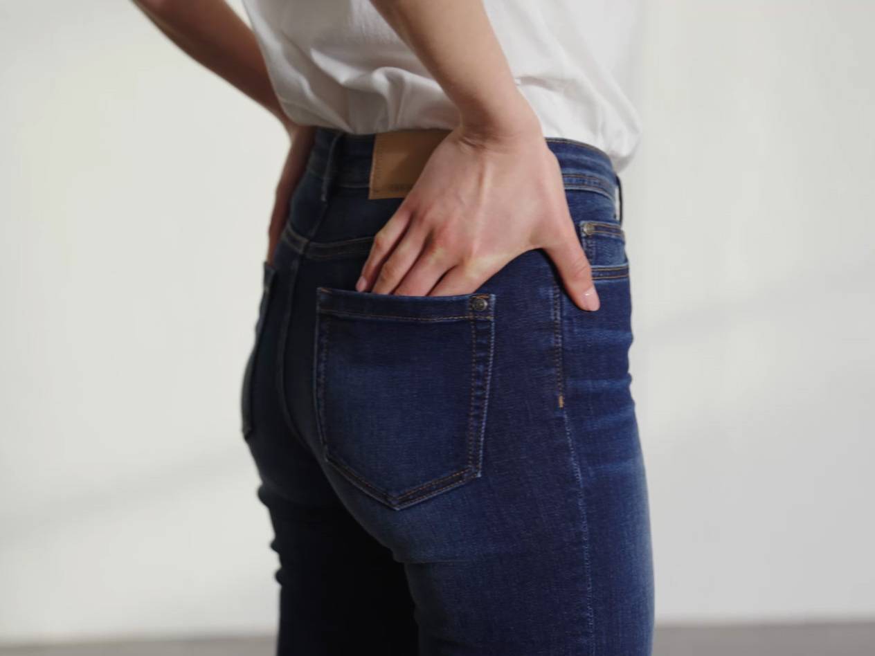 Jeans and a white shirt.