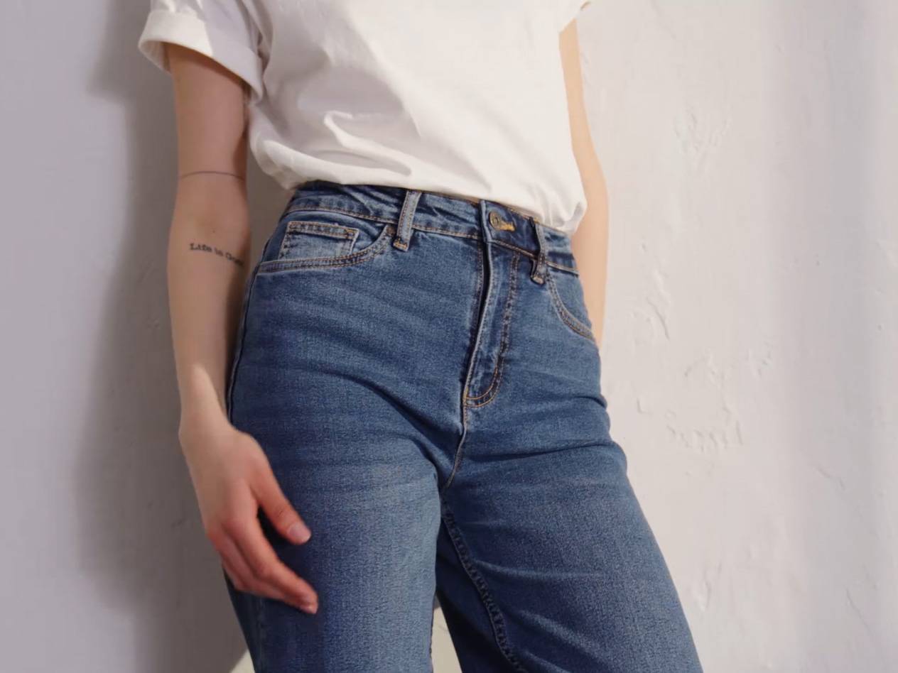 Jeans and a white t-shirt.